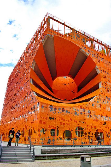 Quartier Confluence à Lyon 96 le Cube Orange Orange Architecture, France Lyon, Unusual Buildings, Innovative Architecture, International Flights, Interesting Buildings, Amazing Buildings, Lyon France, Unique Buildings