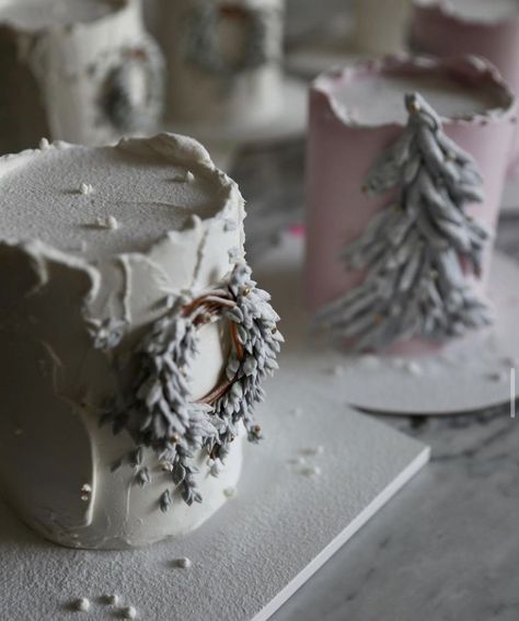 Minimalist Christmas Cakes, Winter Cake Aesthetic, Christmas Cake Ideas Elegant, Minimalist Christmas Cake Design, Unique Christmas Cake Designs, Elegant Christmas Cake Designs, Conspicuous Consumption, Modern Cake, Christmas Themed Cake