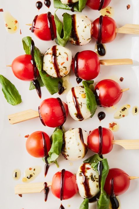 Caprese Bites Caprese Bites Appetizers, Finger Foods Appetizers, Mashed Potato Balls Recipe, Italian Finger Foods, Finger Appetizers, Feta Bites, Caprese Appetizer, Potstickers Recipe, Toothpick Appetizers