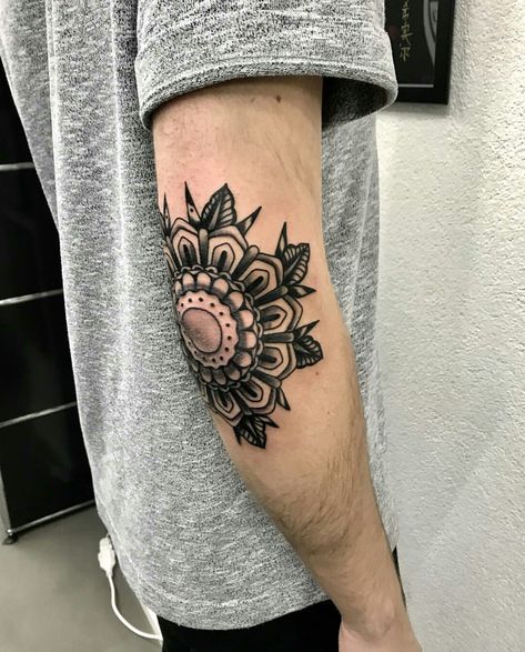 Old School Tattoo Elbow, Old School Knee Tattoo, Flower Tattoo Elbow, Tatto Old Scold, Traditional Elbow Tattoo, Traditional Mandala Tattoo, Mandala Arm Tattoos, Forearm Cover Up Tattoos, Mandala Tattoo Designs