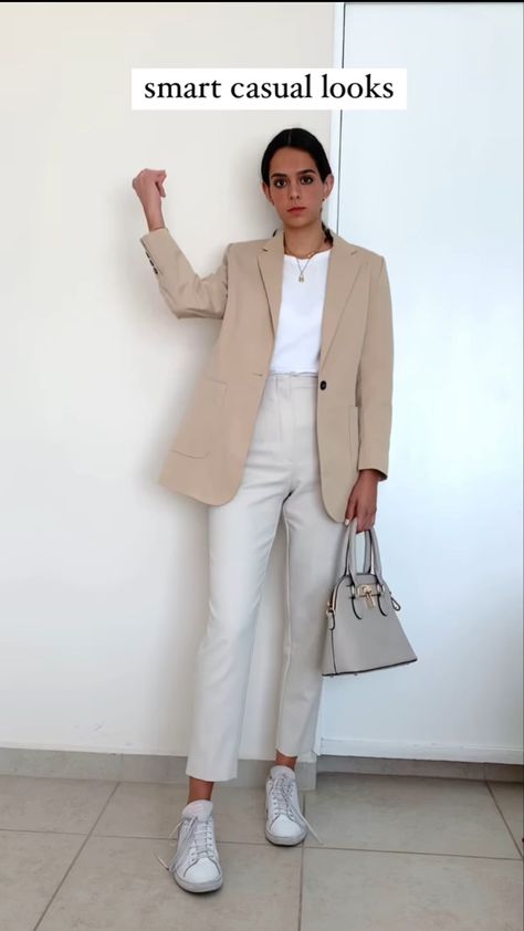 Beige Blazer Outfits Women Casual, Khaki Blazer Outfit Women, Cream Blazer Outfit, Beige Blazer Outfit, Mode Ab 50, Office Outfits Women Casual, Smart Casual Women Outfits, Looks Jeans, Blazer Outfits For Women