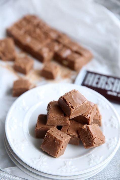 An easy fudge recipe, perfect to take to friends or share at a party. You'll love the flavor of this fudge, especially if you're a Hershey lover! Hershey Fudge Recipe, Classic Fudge Recipe, Classic Fudge, Chocolate Fudge Bars, Hershey Recipes, Holiday Candies, Pinterest Collage, Candy Bar Recipe, Chocolate Bar Recipe