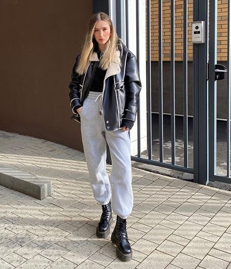 Jogger And Boots Outfits, Jogger Boots Outfit, Jogger Pants And Boots Outfit, Sweatpants Boots Outfits, Boots With Joggers Outfit, Boots And Joggers Outfit, Sweatpants Outfit With Boots, Jogger Pants Outfit Mujer, Sweats And Boots Outfit