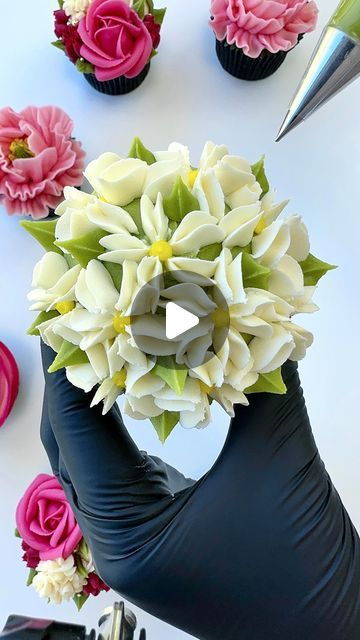 Buttercream Daisy, Frosting Flowers, Cookie Decorations, Piping Flowers, Mallow Flower, Cupcake Decorating Tips, Buttercream Cupcakes, Floral Cupcakes, Best Sweets