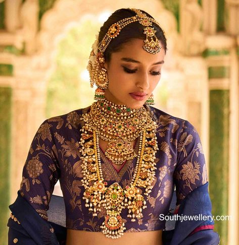 Bridal polki jewellery set - Indian Jewellery Designs Sarita Handa, Green Designer Dress, Simple Diamond Jewelry, Vintage Indian Jewelry, Polki Choker, Long Haram, Matha Patti, Indian Wedding Jewelry Sets, Indian Bridal Photos