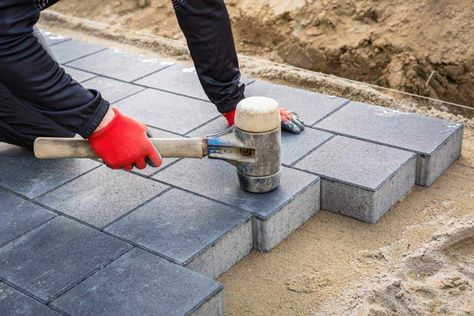 Driveway Diy, Paver Patio Installation, Paving Diy, Concrete Molds Diy, Brick Paver Patio, Patio Installation, Paver Blocks, How To Install Pavers, Outdoor Pavers