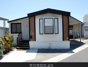 30 Great Mobile Home Exterior Ideas (27) Mobile Home Exterior Ideas, Mobile Home Exterior Makeover, Manufactured Home Exterior, New Manufactured Homes, Mobile Home Exteriors, Mobile Home Renovations, Living Within Your Means, Mobile Living, Mobile Home Living