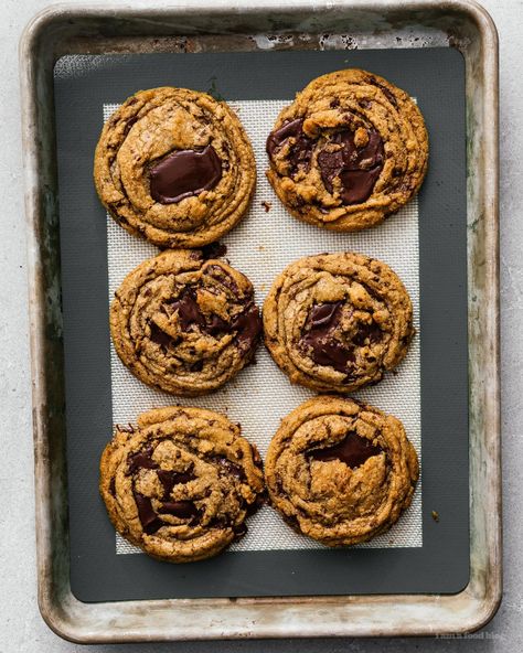 These rippled salted brown butter chocolate chip cookies are to die for: soft and chewy with pools of dark chocolate, crisp edges, and the salty nuttiness of browned butter. No mixer needed – it’s going to be your new fave! #brownedbutter #brownbutter #chocolatechipcookies #chocolatechipcookierecipe #recipes #cookies Chocolate Chip Cookies Salted Butter, Chocolate Chip Cookies Salted, Chocolate Crisp, Soft Caramels, Batch Baking, Brown Butter Chocolate Chip, Brown Butter Chocolate Chip Cookies, Small Batch Baking, Recipes Cookies