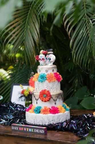 Dia De Los Muertos Bridal Shower Ideas, Dia De Los Muertos Wedding Ideas Decor, Dia De Los Muertos Cake Ideas, Dia De Los Muertos Wedding Ideas, Skull Wedding Cakes, Sugar Skull Wedding, Day Of The Dead Wedding, Cake Push Pops, Skulls Flowers