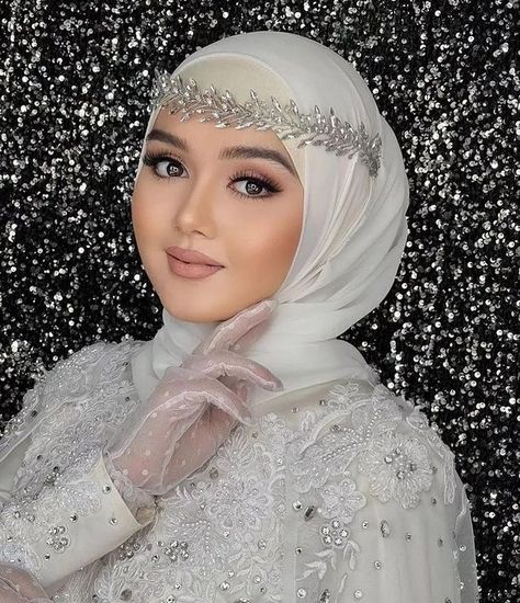 Crown Wedding Hijab, Engagement Hand, Make Up Bridal, Glamorous Wedding Hair, Hijabi Brides, Hijab Veil, Bride Head, Hijab Makeup, Muslimah Wedding Dress