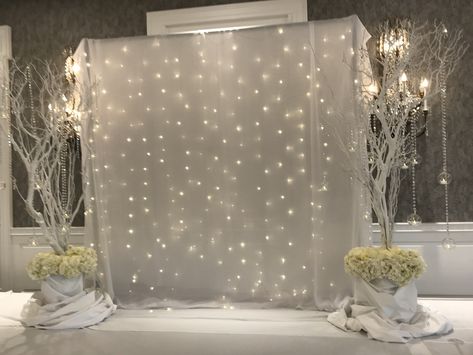 Elegant Winter Party Decorations, Winter Formal Backdrop Ideas, Winter Wonderland Wedding Backdrop, Winter Dance Decor, Winter Backdrop Ideas, Winter Formal Photo Backdrop, Winter Stage Design, Winter Dance Decorations Diy, Winter Photo Backdrop