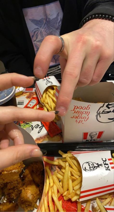 Burger King Aesthetic Couple, Eating Food Together Couple, Food Couple Aesthetic, Couple Food Date Aesthetic, Burger Date Aesthetic, Mcdonalds Date Couple, Kfc Aesthetic Food Night, Couple Food Goals, Couple Food Date