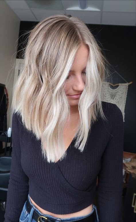 Lob Haircut Blonde Highlights, Blonde Lob Hair 2023, White Blonde Balayage Short Hair, Dimensional Blonde Long Bob, Rooted Blonde Lob, Highlights On Short Blonde Hair, Short Blonde Winter Hair, Lived In Blonde For Fall, Straight Blonde Hair Mid Length