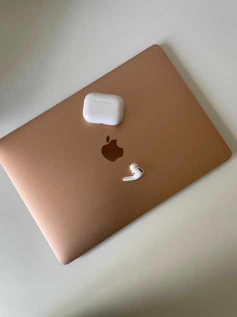 Mac Book Air M1 Gold, Mac Book Layout Aesthetic, Gold Macbook Air Aesthetic, Macbook Air M1 Gold, Gold Macbook Air, Macbook Gold, Rose Gold Macbook Air, Iphone Accessories Gadgets, Rose Gold Macbook