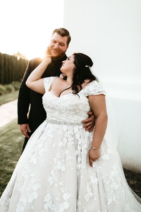 Wedding Poses For Bride And Groom Plus Size, Plus Size Bridal Portraits Poses, Plus Size Wedding Photo Ideas, Wedding Dresses Chubby Brides, Plus Size Bridal Photos, Plus Size Bride Photography Poses, Plus Size Wedding Poses, Plus Size Wedding Photography, Plus Size Bride Photography