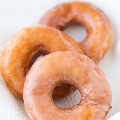 Crispy Creme Doughnuts @keyingredient Copycat Krispy Kreme, Krispy Kreme Donuts, Krispy Kreme Doughnut, Glazed Doughnuts, Doughnut Recipe, Krispy Kreme, Think Food, Cooking Classy, Cat Recipes