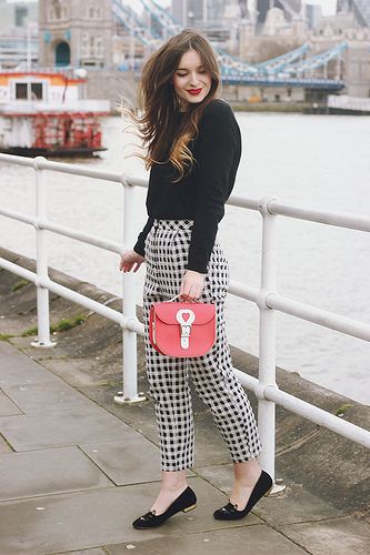 What Olivia Did Cropped Pants Outfit, Gingham Trousers, Preppy Mode, Trousers Outfit, Pink Handbag, Gingham Pants, Checkered Pants, Half Pint, Red Purse