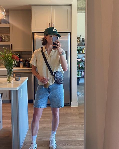 Summer outfit masc Masc Picnic Outfits, Masc Holiday Outfit, Masc Lesbian Dress Up Outfits, Lesbian Boyfriend Style, Masc Lesbian Concert Outfit, Naarm Melbourne Fashion, Lesbian Summer Fits, Masc Lesbian Style Summer, Masc Lesbian Beach Outfit