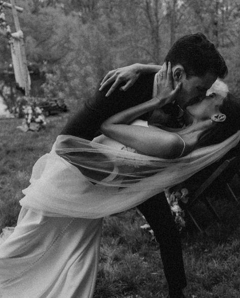 Wedding Fotos, Vintage Meets Modern, Wedding Portrait Poses, Wedding Picture Poses, Wedding Photography Styles, Engagement Photo Poses, Wedding Photos Poses, Documentary Wedding Photography, Sweetest Day