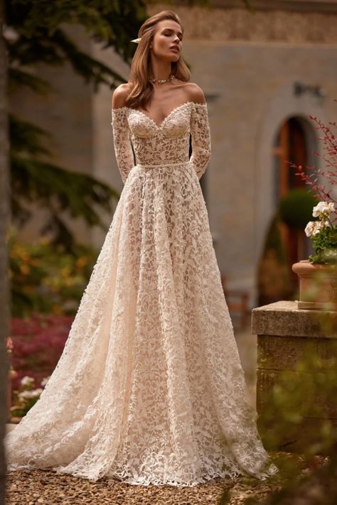 Boho lace wedding dress with sweetheart neckline and long sleeves Sweetheart Neckline Wedding Dresses, Chic Bridal Gown, Wedding Dresses Sweetheart Neckline, Wedding Dresses A, Stile Boho Chic, Wedding Dresses A Line, Princess Bridal Gown, Dresses A Line, Beach Bridal Gown