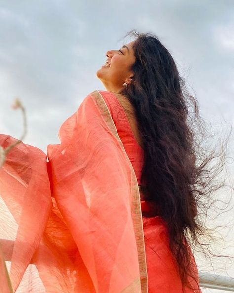 Saree Stills For Photos, Terrace Photoshoot Ideas, Terrace Photoshoot, Beach Saree, Sadi Pose, Photo Stills, Sisters Photoshoot Poses, Traditional Aesthetic, Sai Pallavi