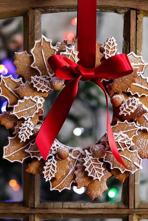 Gingerbread wreath Christmas Biscuits Recipe, Biscuits Recipes, Wreath Cookies, Gingerbread Diy, Christmas Biscuits, Gingerbread Christmas Decor, Gingerbread Recipe, Kwanzaa, Christmas Gingerbread