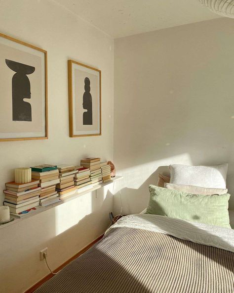 Bold Curtains, Small Bedroom Designs, Small Bed, Shelves In Bedroom, Tiny Bedroom, Bedroom Refresh, Bed Wall, Bedroom Loft, Floating Shelf