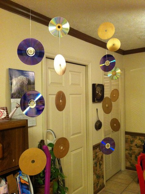 2000s Diy Decorations, Cds Hanging From Ceiling, Cd Hanging Decorations, 2000s Decorations, Hanging Cds, Cd Wall Hanging, Y2k Party Theme, 70s Theme Party, Cd Idea