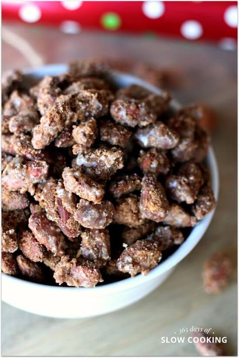 Crockpot Cinnamon Candied Almonds with step by step photos and printable Candy Almonds Recipe, Christmas Crockpot Recipes, Crockpot Candy, Cinnamon Candy, Candied Almonds, Gift Tag Printable, Cinnamon Almonds, Nut Recipes, Homemade Hot Chocolate