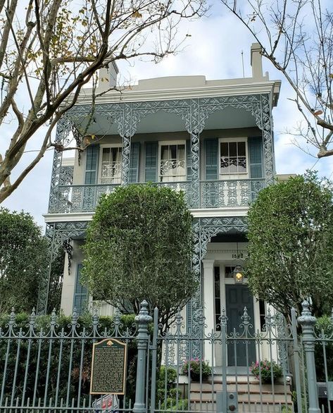 French Quarter Interiors, Colonial House Exterior, New Orleans Style Homes, French Colonial Style, Outdoor Columns, Colonial House Exteriors, French Creole, Unusual Buildings, Colonial Style Homes