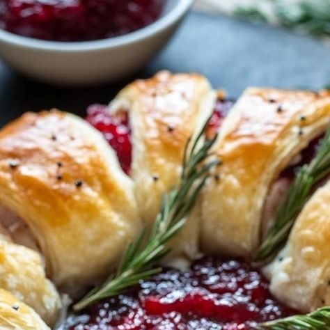 miarecipes on Instagram: "Savory Turkey and Cranberry Crescent Ring Ingredients: 1 tube crescent rolls 4 oz chive and onion cream cheese, softened 1 1/2 tbsp Dijon mustard 3 tsp finely chopped fresh rosemary or thyme, divided 2 cups shredded Gruyere cheese, divided 1 lb thinly sliced turkey (leftover or deli turkey) 1 (14 oz) can whole berry cranberry sauce 2 tbsp butter, melted 1/2 tsp poppy seeds 1/2 tsp granulated garlic 1/4 tsp salt (adjust to taste) Instructions: Preheat Oven and Prepare Pan: Preheat the oven to 375°F (190°C). Line a large baking sheet with parchment paper or a silicone baking mat. Prepare Crescent Rolls: Separate the crescent rolls and arrange them on the parchment paper in a circle with the widest portion on the inside and the edges overlapping. Prepare Filling: In Savory Turkey And Cranberry Crescent Ring, Savory Turkey And Cranberry Ring, Turkey And Cranberry Crescent Ring, Dinner Guests Recipes, Chive And Onion Cream Cheese, Whole Berry Cranberry Sauce, Turkey And Cranberry, Cranberry Turkey, Granulated Garlic