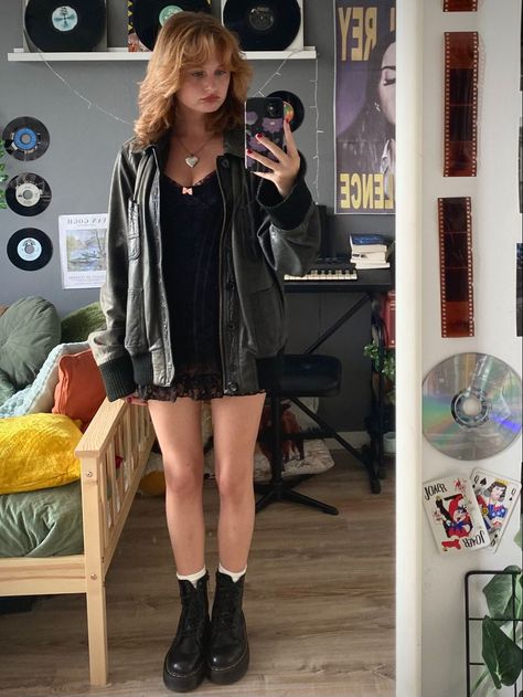 Simple Rockstar Outfit, Vintage Rock Aesthetic Outfit, Concert Outfit Indie Rock, Indie Band Concert Outfit, Cute Rockstar Outfit, Outfit Inspo Rockstar Gf, Rock Gf Aesthetic Outfit, Rock Star Girlfriend Outfit Aesthetic, Lana Outfits Concert