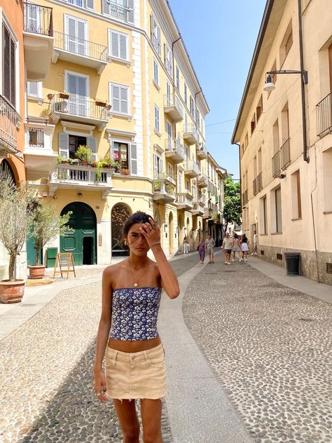 Italy In June Outfits, European Summer Outfits Aesthetic, Spain Outfit Ideas Summer, France Aesthetic Outfit, Portugal Fits, Spain Outfit, Holiday Fits, Vacation Europe, France Summer