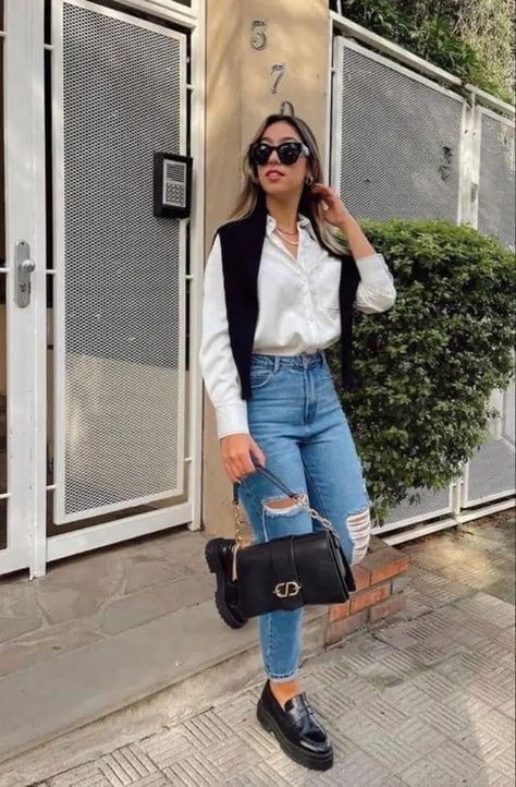 Black Loafer Outfits Black Women, Spring Outfits With Loafers, Loafers Black Women Outfit, 70 Degree Weather Outfit Work, Loafers Casual Outfit, Jeans And Loafers Outfit, Mocassin Outfit, Black Loafers Outfit, Moccasins Outfit