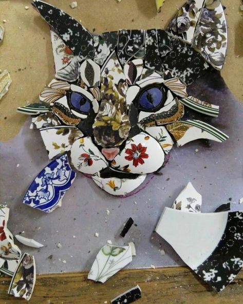 Making a cat mosaic from crockery Mosaic Animals, Mosaic Garden Art, Mosaic Madness, Mosaic Art Projects, Mosaic Stained, Mosaic Tile Art, Mosaic Artwork, Mosaic Garden, Mosaic Projects