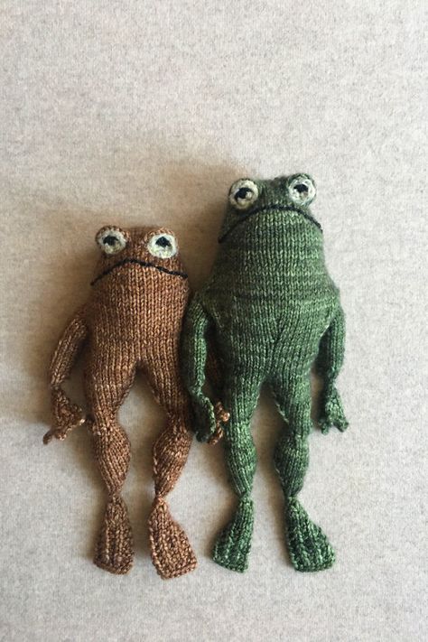 People Can't Get Enough Of These Knitted Frog And Toad Plushies Created By Knitter Kristina McGowan | Bored Panda Knitted Frog, Skirt Patterns, Aesthetic Knitting, Knitting Aesthetic, Patterns Sewing, Knitted Animals, Frog And Toad, Diy Knitting, Knitted Toys