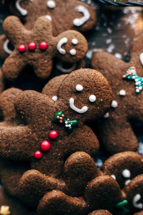 Easy Gingerbread Men, Gingerbread Man Cookie Recipe, Gingerbread Men Cookies, Štědrý Den, Easy Gingerbread, Man Cookies, Festive Cookies, Xmas Wallpaper, Gingerbread Man Cookies