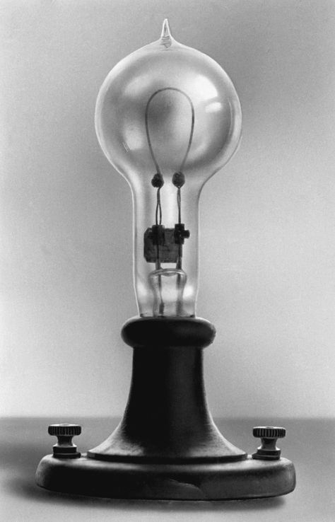 Thomas Edison's Light Bulb: A major engineering advancement made during this time period, allowing for the use of electricity in the home. Thomas Edison Light Bulb, Alexander Graham Bell, Edison Lamp, Neon Lamp, Incandescent Light Bulb, Edison Lighting, Electric Lamp, Old Lights, Fluorescent Lamp