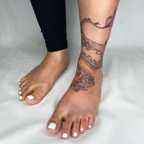 Dragon Tattoo Around Ankle, Dragon Tattoo Ankle, Tattoos Alt, Inner Ankle Tattoos, Dragon Koi Tattoo Design, Wrap Around Ankle Tattoos, Ankle Foot Tattoo, Cute Foot Tattoos, Shin Tattoo