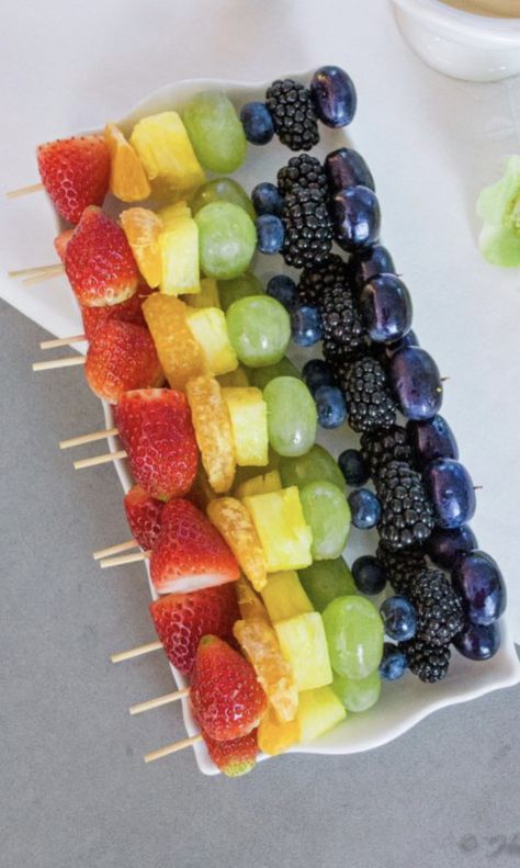 Mini Fruit Salad, Fruit Skewers Wedding, Mini Fruit Skewers, Fruit Squewers, Fruit Kabobs For Party Skewers, Fruit Skewers Ideas, Fire Desserts, Grinch Table, Watermelon Cakes