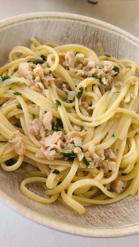 Clam And Linguine Recipes, Linguini And Clam Sauce, Linguine With White Clam Sauce Canned, Clams Linguini Recipe, Clams And Linguine White Wine, White Clam Sauce Recipe Linguine, Clam Linguine Recipe With Canned Clams, Linguini And Clams Recipe, Clams And Linguine