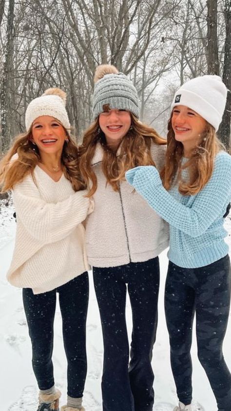 #winter #preppy #winteraesthetic Outfits For Roller Coasters, Friend Pic Inspo Aesthetic, Preppy Winter Jacket, Winter Pictures To Recreate, Preppy Snow Outfit, Winter Pictures Friends, Winter Photoshoot Ideas With Friends, Things To Do In The Winter With Friends, Winter Photos With Friends