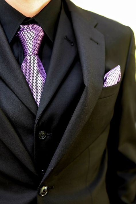 Black and purple groom wedding Black Suit With Lavender Tie, Black Suit Purple Tie, Black And Purple Suit, Purple Groom, Guys Prom Outfit, All Black Tux, All Black Tuxedo, Purple Black Wedding, Prom Tux