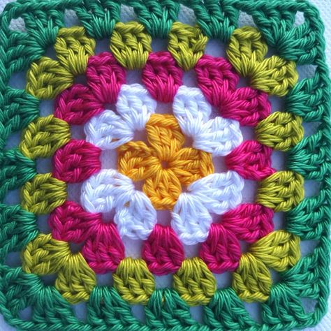 Granny Square Bag Pattern, Rainbow Granny Square, Crochet Blanket Colors, Square Bag Pattern, Heart Granny Square, Granny Square Tutorial, Granny Square Projects, Happy Rainbow, Granny Square Crochet Patterns Free