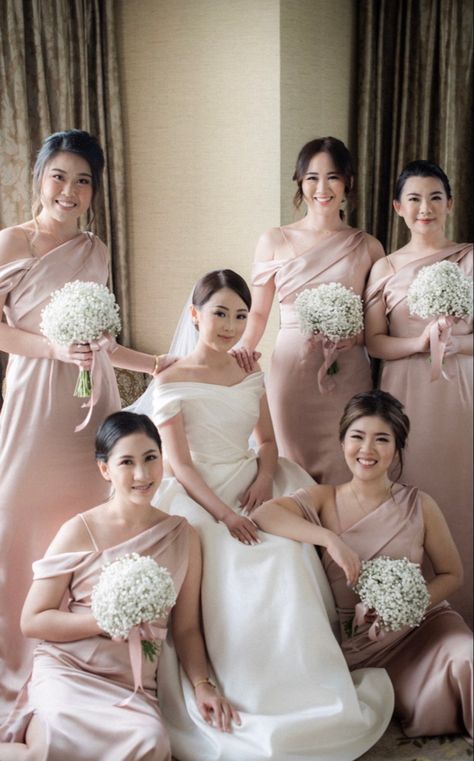 Wedding Photoshoot Ideas With Bridesmaid, Wedding Entourage Poses, Bridemaid Dress Designs, Entourage Gowns Bridesmaid, Bridesmaid Photoshoot Ideas, Asian Bridesmaid Dresses, Wedding Entourage Gowns, Bridesmaids Photoshoot, Entourage Gowns