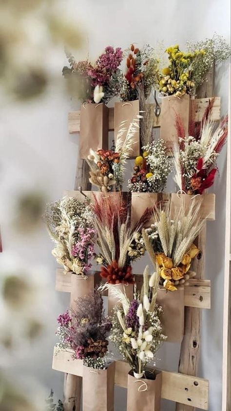 Store Flower Display, Flower Bouquet Display Stand, Dry Flower Display, Dried Flower Business, Storing Dried Flowers, Flower Carts Display Ideas, Flower Store Interior, Flower Shop Interiors Design, Dried Flowers Display