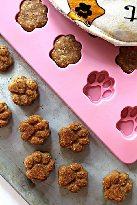 Make Dog Treats, Dog Treats Recipes, Dog Biscuit Recipes, Easy Dog Treats, Healthy Dog Treats Homemade, Peanut Butter Dog Treats, Dog Treats Homemade Recipes, Treats Recipes, Dog Bakery