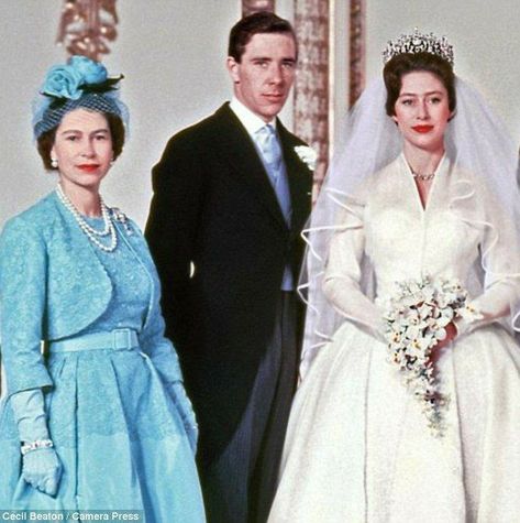 Queen Elizabeth Dress, Princess Margaret Wedding, Queen Elizabeth Wedding, Royal Wedding Dresses, Princesa Margaret, Wedding Dress Princess, Norman Hartnell, Royal Wedding Gowns, Royal Family Portrait