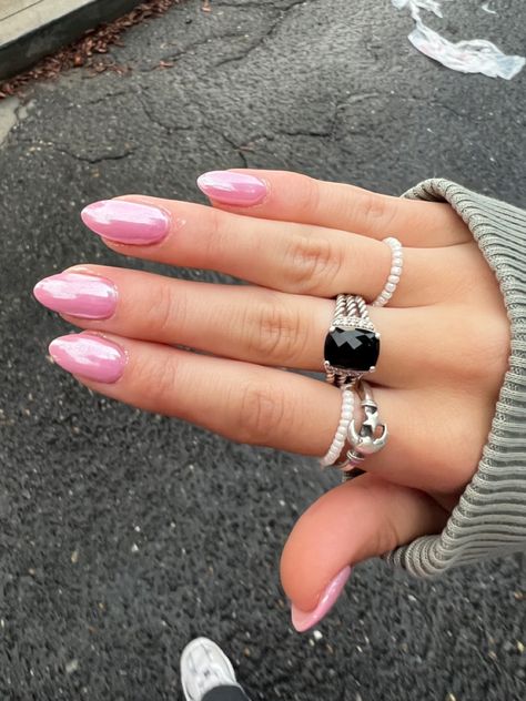 Trendy Nails Oval Short, Subtle Pink Chrome Nails, Medium Pink Chrome Nails, Light Pink Nails For Hoco, Punk Chrome Nails, Pink Hailybiber Nails, Light Pink And Chrome Nails, Light Pink Shiny Nails, Light Pink Chrome Nails Short Square