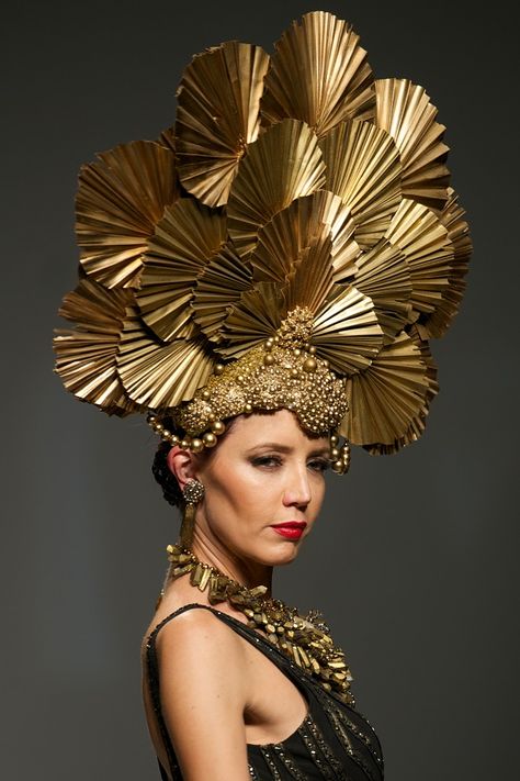 Sue Wong Spring 2015 at Style Fashion Week (photo by Volker Corell) Headgear Fashion, Headpiece Diy, Casual Attire For Women, Gold Headpiece, Sue Wong, Body Adornment, Floral Headpiece, Fashion Runway, Fashion Portrait